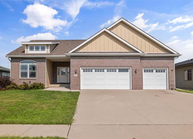 Property at 254 S 91st St, West Des Moines, IA 50266, 4 beds, 3 baths