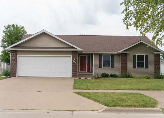 Property at 811 E Union St, Pella, IA 50219, 4 beds, 3 baths