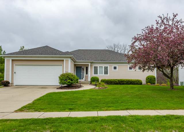 Property at 9840 Brookview Dr, Urbandale, IA 50322, 4 beds, 3 baths