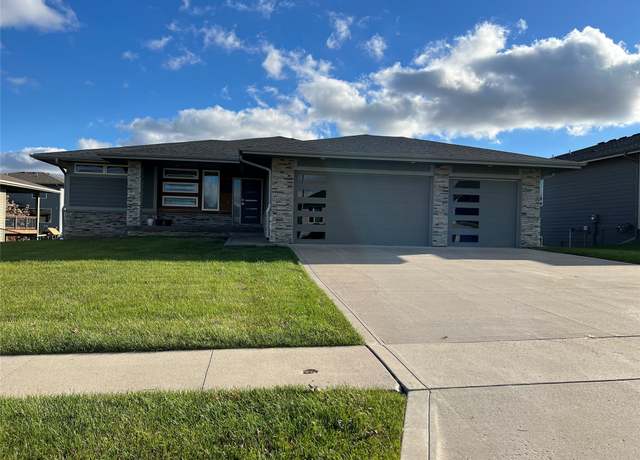 Property at 10598 NW 72nd Ln, Johnston, IA 50131, 4 beds, 3 baths