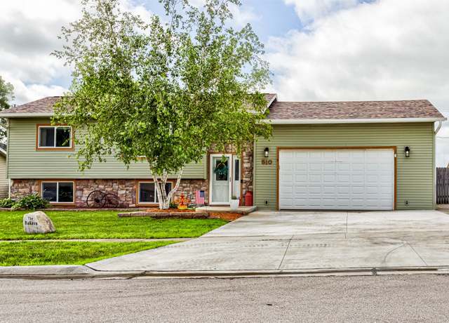 Property at 510 E 5th St, Huxley, IA 50124, 4 beds, 2 baths