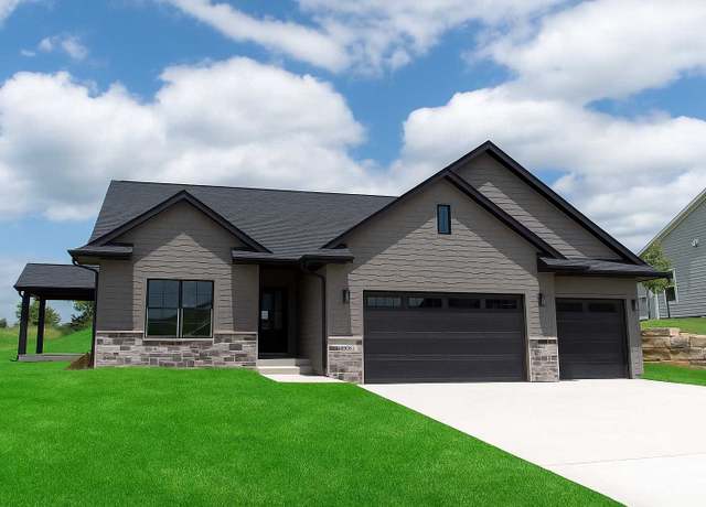 Property at 3090 Willow Ln Ln, Pella, IA 50219, 5 beds, 3 baths
