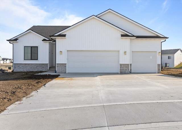 Property at 1910 16th Cir SE, Altoona, IA 50009, 4 beds, 3 baths