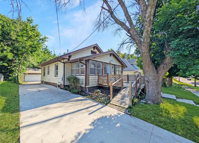 Property at 804 Morton Ave, Des Moines, IA 50316, 4 beds, 1 bath