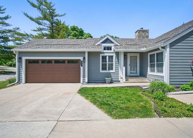 Property at 8061 Cobblestone Ct, Urbandale, IA 50322, 2 beds, 3 baths