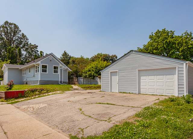 Property at 1301 Watrous Ave, Des Moines, IA 50315, 2 beds, 1 bath