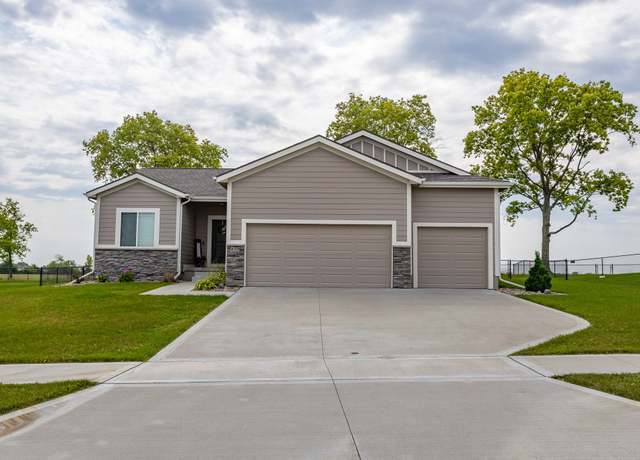 Property at 820 Sandstone Pt, Waukee, IA 50263, 3 beds, 2 baths