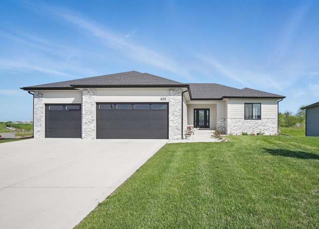 Property at 425 NW Woodmoor Dr, Waukee, IA 50263, 6 beds, 4 baths