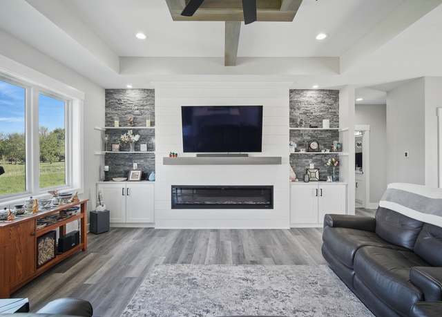 Property at 425 NW Woodmoor Dr, Waukee, IA 50263, 6 beds, 4 baths
