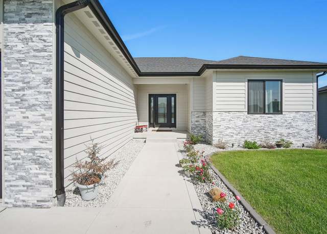 Property at 425 NW Woodmoor Dr, Waukee, IA 50263, 6 beds, 4 baths