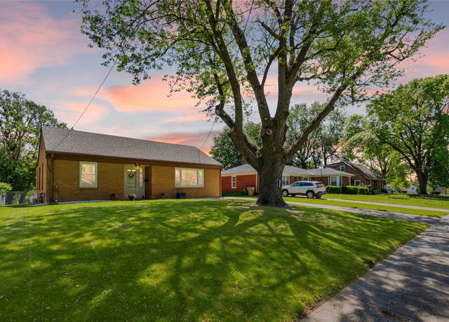 Property at 813 16th St, West Des Moines, IA 50265, 3 beds, 1 bath