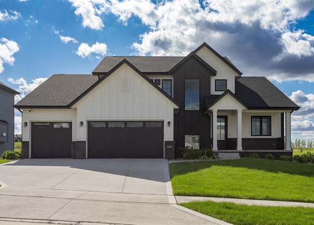 Property at 4724 162nd St, Urbandale, IA 50323, 4 beds, 3.5 baths