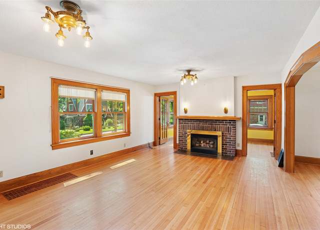 Property at 3320 SW 12th St, Des Moines, IA 50315, 3 beds, 1.5 baths