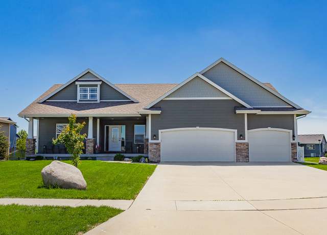 Property at 218 34th St SE, Altoona, IA 50009, 4 beds, 3 baths