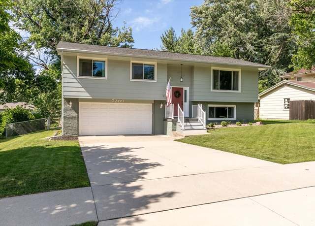 Property at 7209 Ridgemont Dr, Urbandale, IA 50322, 4 beds, 2 baths