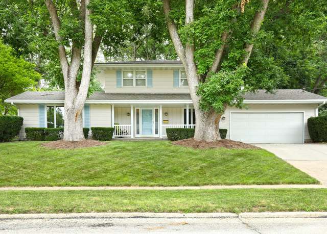 Property at 1055 21st St, West Des Moines, IA 50265, 4 beds, 2.5 baths