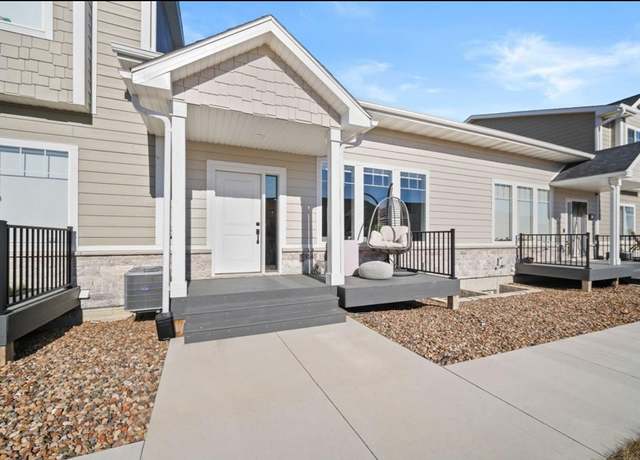 Property at 9140 Spring Crest Ln, West Des Moines, IA 50266, 3 beds, 3.5 baths