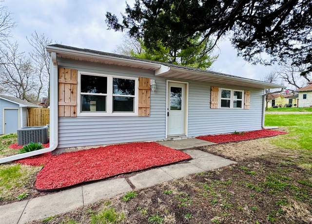 Property at 1402 E Marion St, Knoxville, IA 50138, 4 beds, 2 baths