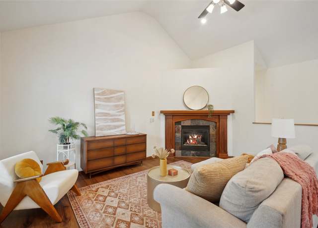 Property at 4813 Sawyers Dr, Des Moines, IA 50310, 3 beds, 2 baths