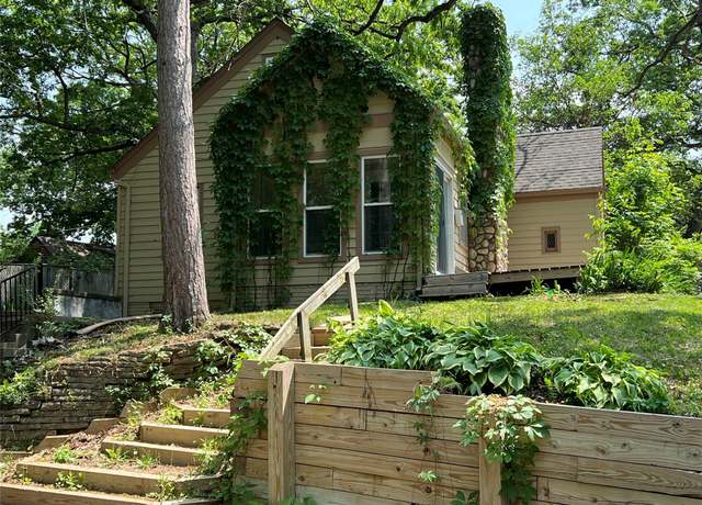 Property at 2621 38th St, Des Moines, IA 50310, 4 beds, 1.5 baths