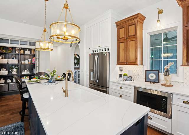 Property at 1811 SW Oak St, Ankeny, IA 50023, 5 beds, 3.5 baths
