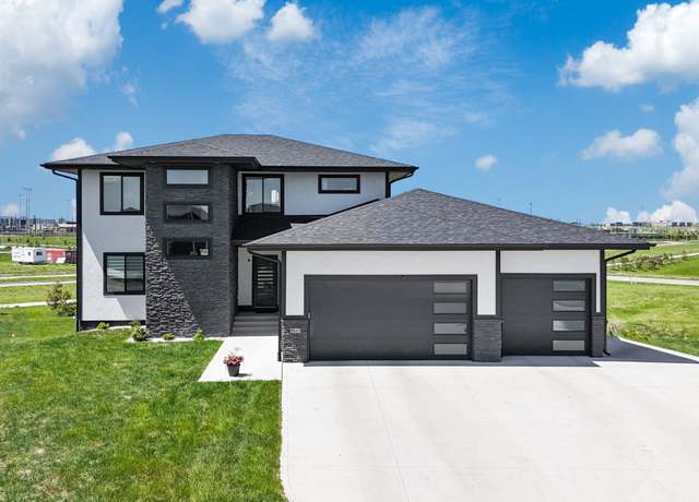 Property at 860 NW Frescott Cir, Waukee, IA 50263, 5 beds, 4.5 baths