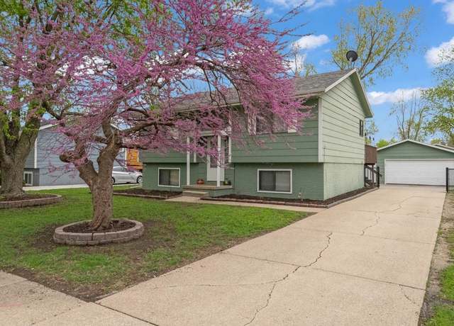 Property at 1010 7th St NW, Altoona, IA 50009, 4 beds, 2 baths