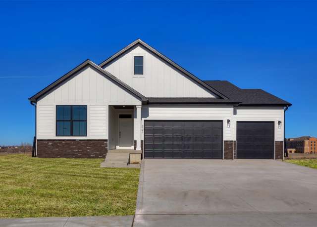 Property at 8921 Hickory Dr, Urbandale, IA 50322, 4 beds, 3 baths