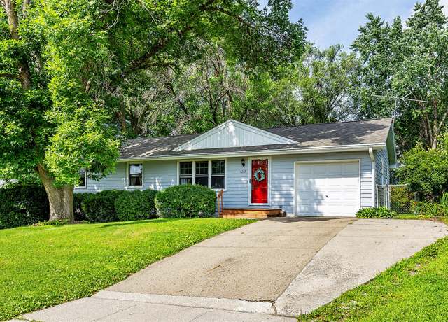 Property at 4210 SE 13th St, Des Moines, IA 50315, 3 beds, 2 baths