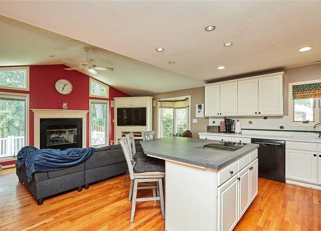 Property at 3200 67th St, Urbandale, IA 50322, 3 beds, 3 baths