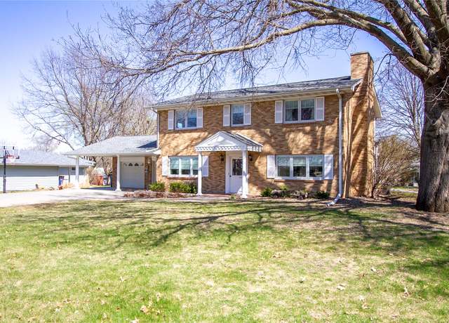 Property at 214 E 8th St, Pella, IA 50219, 3 beds, 2.5 baths