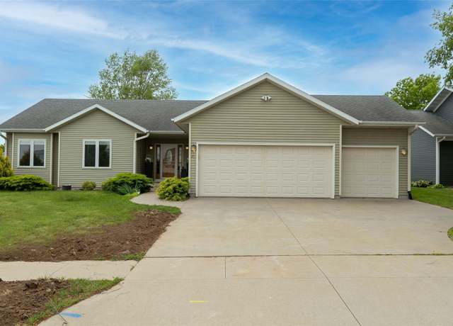 Property at 21 Eastwood St, Pella, IA 50219, 4 beds, 3.5 baths