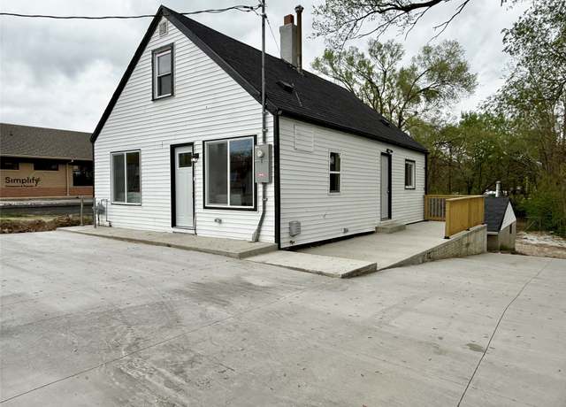 Property at 4825 SW 9th St, Des Moines, IA 50315, 3 beds, 2 baths