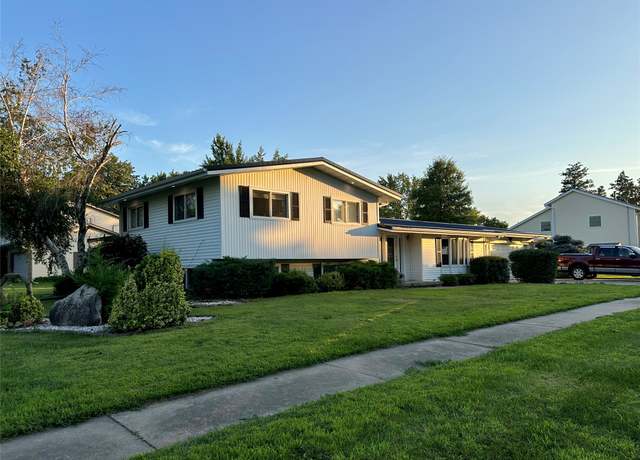 Property at 94 14th Ave, Grinnell, IA 50112, 4 beds, 2.5 baths
