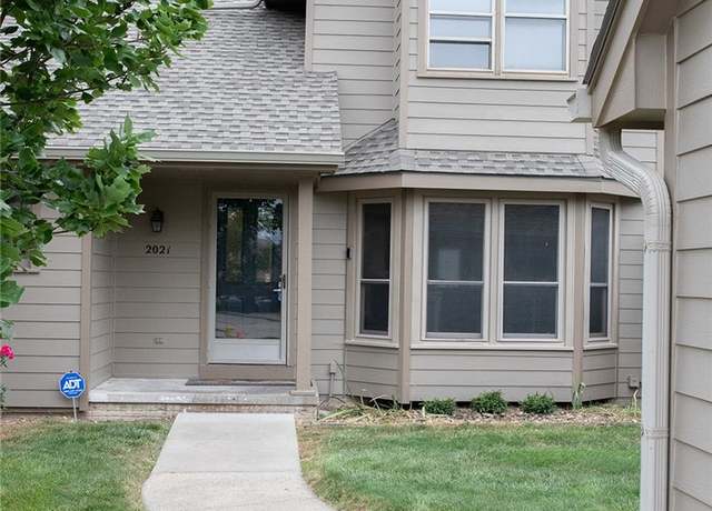 Property at 2021 Elm Cir, West Des Moines, IA 50265, 3 beds, 3.5 baths