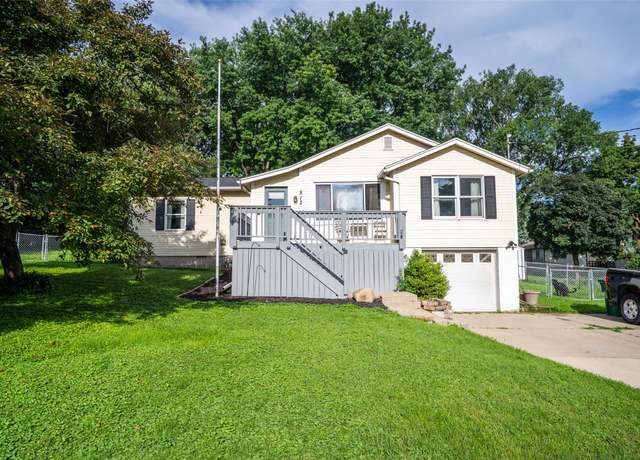 Property at 812 5th St, West Des Moines, IA 50265, 3 beds, 1.5 baths