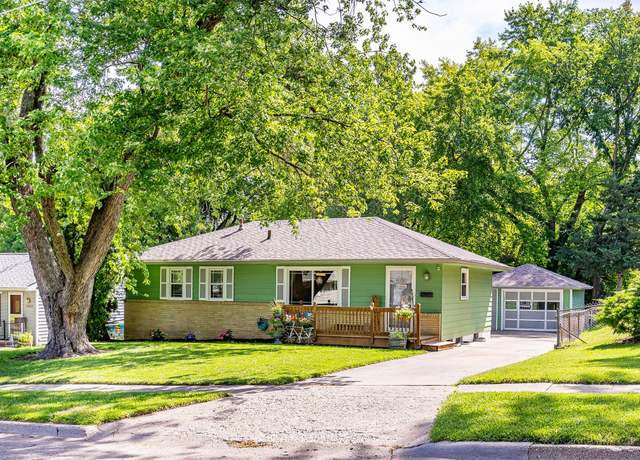 Property at 2525 27th Pl, Des Moines, IA 50310, 3 beds, 1.5 baths