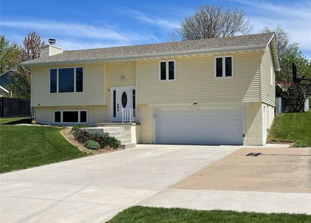 Property at 1928 Spencer St, Grinnell, IA 50112, 3 beds, 2 baths