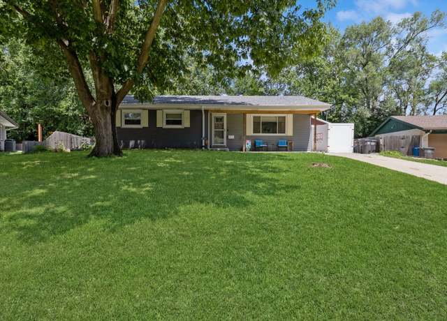 Property at 4905 SW 15th St, Des Moines, IA 50315, 3 beds, 2 baths