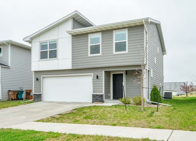 Property at 1007 NE 16th St, Grimes, IA 50111, 4 beds, 3 baths