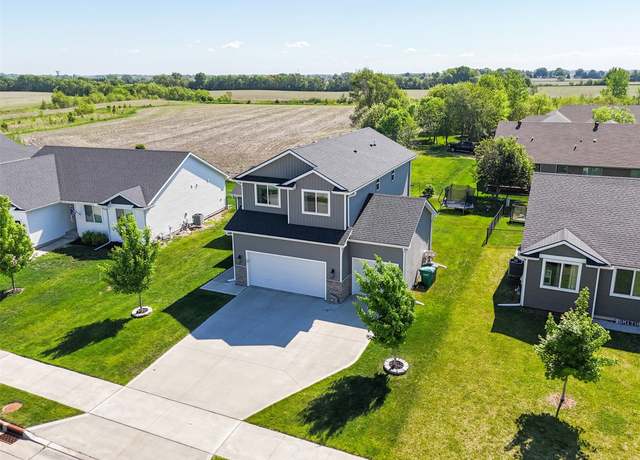 Property at 63 SE Dorr Dr, Pleasant Hill, IA 50327, 3 beds, 2.5 baths