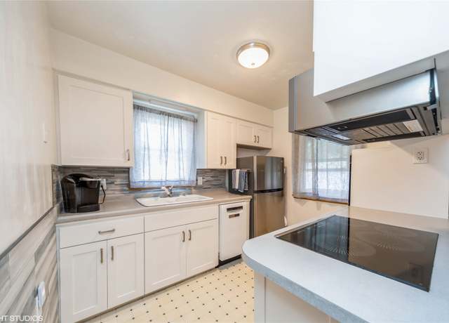 Property at 3225 Brinkwood Rd, Des Moines, IA 50310, 3 beds, 1 bath