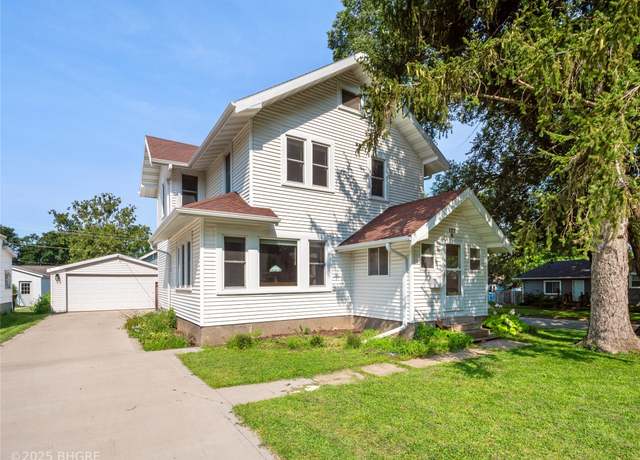 Property at 127 Tama St, Boone, IA 50036, 3 beds, 1.5 baths