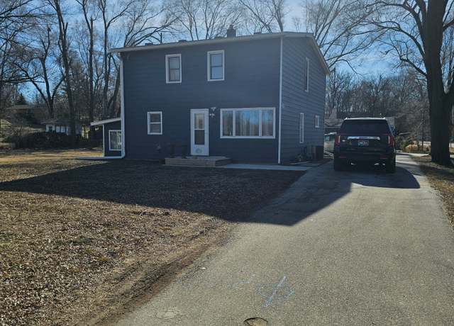 Property at 690 NW 45th Pl, Des Moines, IA 50313, 5 beds, 2 baths