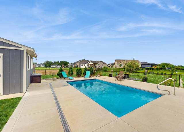 Property at 469 SE Hollow Ct, West Des Moines, IA 50265, 4 beds, 3 baths