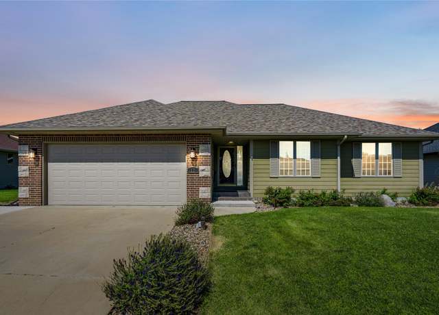 Property at 1124 12th Ave SE, Altoona, IA 50009, 3 beds, 2.5 baths