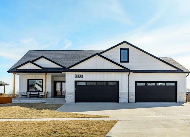 Property at 2004 Bluebell Dr, Norwalk, IA 50211, 4 beds, 3.5 baths