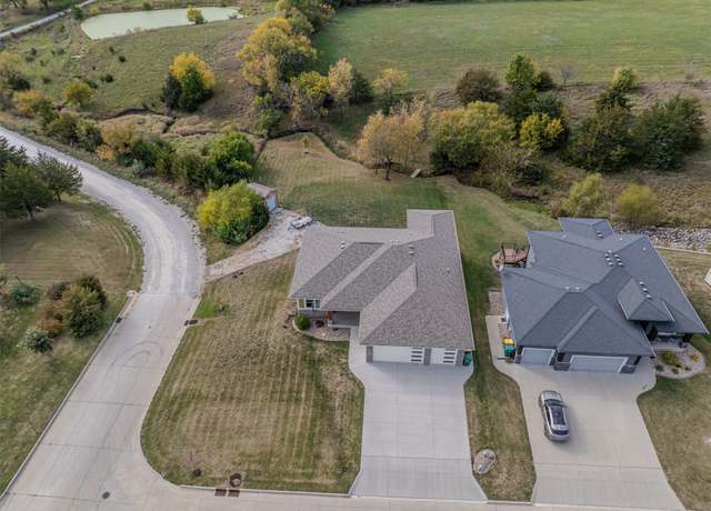Property at 926 S 9th Ave, Winterset, IA 50273, 4 beds, 3 baths
