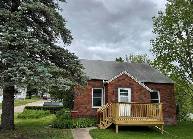 Property at 701 S Roche St, Knoxville, IA 50138, 4 beds, 2 baths