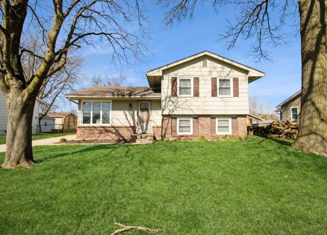 Property at 4516 70th St, Urbandale, IA 50322, 3 beds, 2 baths